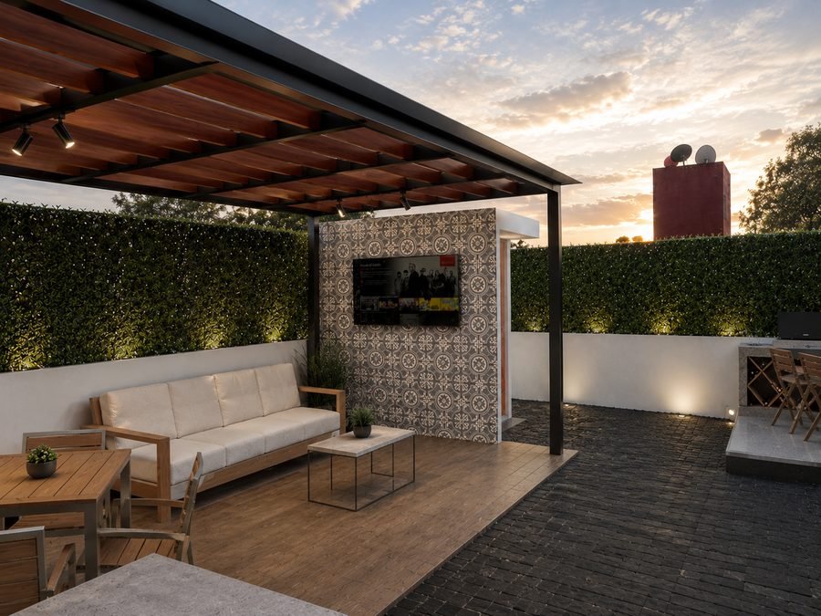 Terraza con muro de talavera y pantalla integrada